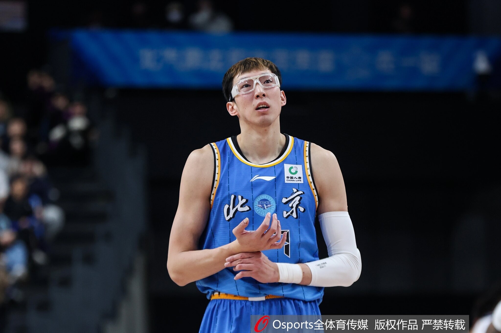 B体育官方网站-进攻欲很低！周琦全场仅出手4次&amp;命中3球 得到7分8篮板2助攻