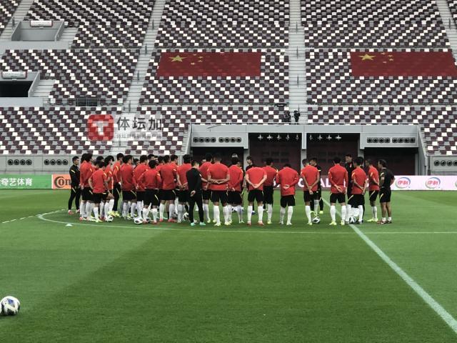 必一运动Bsports-聪明！国足借主队之便提前踩场 分队对抗练新战法